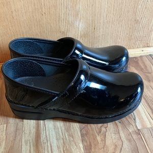 Dansko 38 NARROW staple professional patent leather clogs women nursing EUC